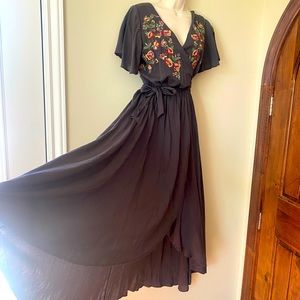 Gorgeous floral embroidery faux wrap dress women’s s 6 maxi spinning fabric flow